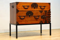 扇金具が華やかに飾るアイアンフレーム付き越後衣裳箪笥 BB2955