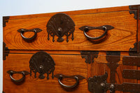 扇金具が華やかに飾るアイアンフレーム付き越後衣裳箪笥 BB2955