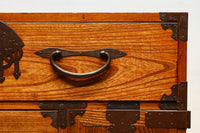 扇金具が華やかに飾るアイアンフレーム付き越後衣裳箪笥 BB2955