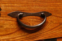 扇金具が華やかに飾るアイアンフレーム付き越後衣裳箪笥 BB2955