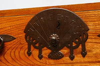 扇金具が華やかに飾るアイアンフレーム付き越後衣裳箪笥 BB2955