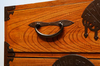 扇金具が華やかに飾るアイアンフレーム付き越後衣裳箪笥 BB2955