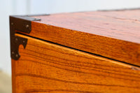 扇金具が華やかに飾るアイアンフレーム付き越後衣裳箪笥 BB2955