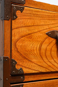 扇金具が華やかに飾るアイアンフレーム付き越後衣裳箪笥 BB2955