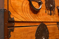 扇金具が華やかに飾るアイアンフレーム付き越後衣裳箪笥 BB2955