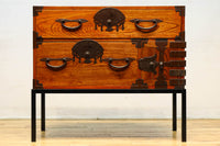 扇金具が華やかに飾るアイアンフレーム付き越後衣裳箪笥 BB2955