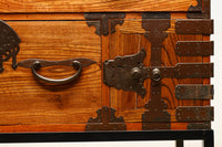 扇金具が華やかに飾るアイアンフレーム付き越後衣裳箪笥 BB2955