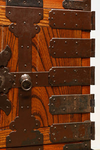 扇金具が華やかに飾るアイアンフレーム付き越後衣裳箪笥 BB2955