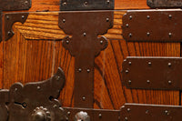 扇金具が華やかに飾るアイアンフレーム付き越後衣裳箪笥 BB2955