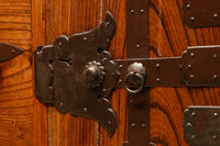 扇金具が華やかに飾るアイアンフレーム付き越後衣裳箪笥 BB2955