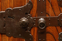 扇金具が華やかに飾るアイアンフレーム付き越後衣裳箪笥 BB2955