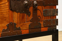 扇金具が華やかに飾るアイアンフレーム付き越後衣裳箪笥 BB2955