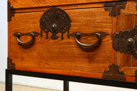 扇金具が華やかに飾るアイアンフレーム付き越後衣裳箪笥 BB2955