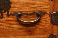 扇金具が華やかに飾るアイアンフレーム付き越後衣裳箪笥 BB2955