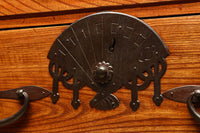 扇金具が華やかに飾るアイアンフレーム付き越後衣裳箪笥 BB2955