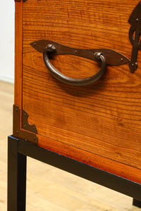 扇金具が華やかに飾るアイアンフレーム付き越後衣裳箪笥 BB2955