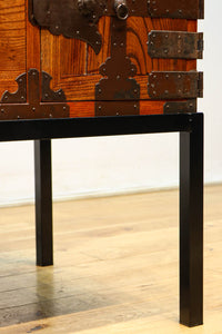 扇金具が華やかに飾るアイアンフレーム付き越後衣裳箪笥 BB2955