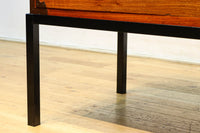 扇金具が華やかに飾るアイアンフレーム付き越後衣裳箪笥 BB2955