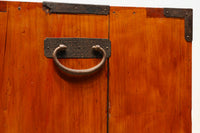 扇金具が華やかに飾るアイアンフレーム付き越後衣裳箪笥 BB2955