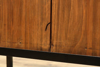 扇金具が華やかに飾るアイアンフレーム付き越後衣裳箪笥 BB2955