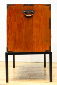 扇金具が華やかに飾るアイアンフレーム付き越後衣裳箪笥 BB2955