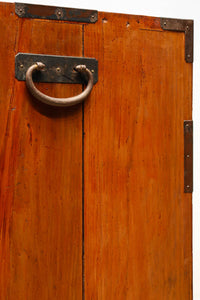 扇金具が華やかに飾るアイアンフレーム付き越後衣裳箪笥 BB2955