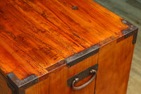 扇金具が華やかに飾るアイアンフレーム付き越後衣裳箪笥 BB2955