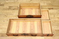 扇金具が華やかに飾るアイアンフレーム付き越後衣裳箪笥 BB2955