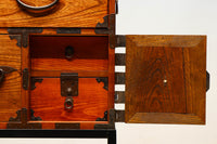 扇金具が華やかに飾るアイアンフレーム付き越後衣裳箪笥 BB2955