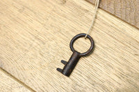 扇金具が華やかに飾るアイアンフレーム付き越後衣裳箪笥 BB2955