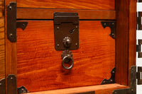 扇金具が華やかに飾るアイアンフレーム付き越後衣裳箪笥 BB2955