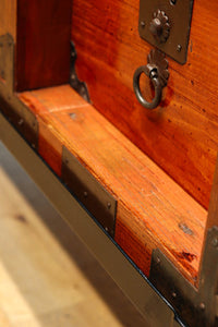 扇金具が華やかに飾るアイアンフレーム付き越後衣裳箪笥 BB2955