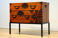 扇金具が華やかに飾るアイアンフレーム付き越後衣裳箪笥 BB2955