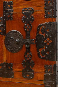 欅杢目に菊の金具を添えた風格漂う優美な米沢衣裳箪笥 BB3002