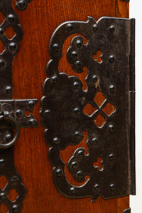 欅杢目に菊の金具を添えた風格漂う優美な米沢衣裳箪笥 BB3002