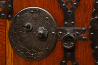 欅杢目に菊の金具を添えた風格漂う優美な米沢衣裳箪笥 BB3002