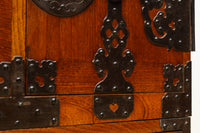 欅杢目に菊の金具を添えた風格漂う優美な米沢衣裳箪笥 BB3002