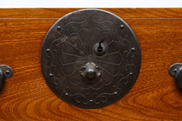 欅杢目に菊の金具を添えた風格漂う優美な米沢衣裳箪笥 BB3002