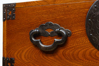 欅杢目に菊の金具を添えた風格漂う優美な米沢衣裳箪笥 BB3002