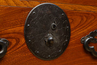 欅杢目に菊の金具を添えた風格漂う優美な米沢衣裳箪笥 BB3002