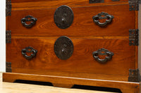 欅杢目に菊の金具を添えた風格漂う優美な米沢衣裳箪笥 BB3002