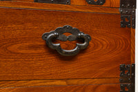 欅杢目に菊の金具を添えた風格漂う優美な米沢衣裳箪笥 BB3002