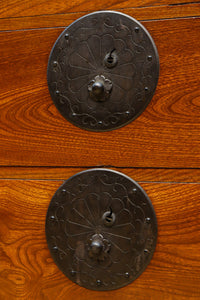 欅杢目に菊の金具を添えた風格漂う優美な米沢衣裳箪笥 BB3002