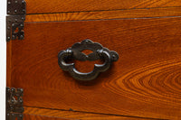 欅杢目に菊の金具を添えた風格漂う優美な米沢衣裳箪笥 BB3002