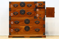 欅杢目に菊の金具を添えた風格漂う優美な米沢衣裳箪笥 BB3002