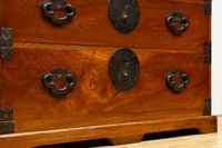 欅杢目に菊の金具を添えた風格漂う優美な米沢衣裳箪笥 BB3002