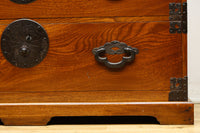 欅杢目に菊の金具を添えた風格漂う優美な米沢衣裳箪笥 BB3002