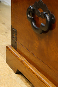 欅杢目に菊の金具を添えた風格漂う優美な米沢衣裳箪笥 BB3002