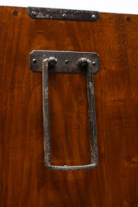 欅杢目に菊の金具を添えた風格漂う優美な米沢衣裳箪笥 BB3002