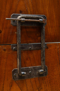 欅杢目に菊の金具を添えた風格漂う優美な米沢衣裳箪笥 BB3002